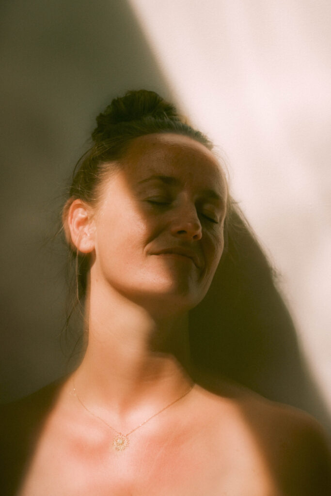 Harmke met gesloten ogen in zacht licht – reading en healing